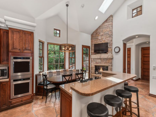 Luxurious Ski-in/ Ski-out Vacation Home - Family-Friendly Retreat